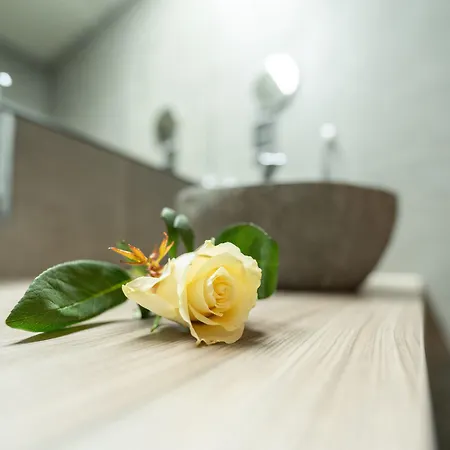 לינה וארוחת בוקר Bernstein's 3*